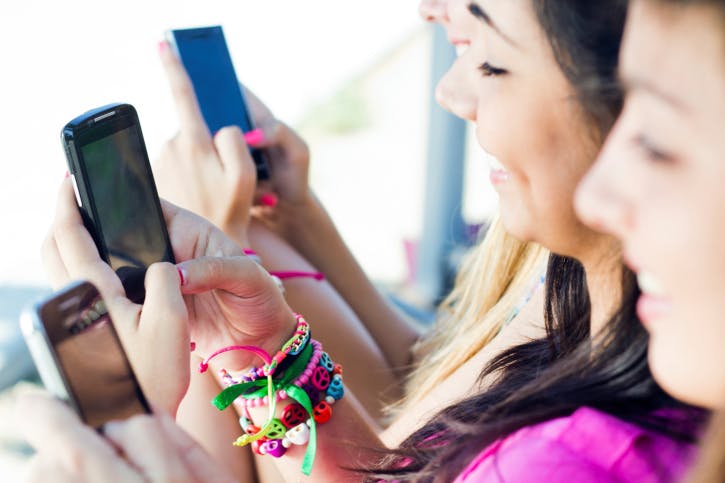 ‘WhatsAppen en sms’en slecht voor je nek’