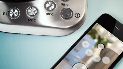 High-tech thee zetten met futuristische waterkoker iKettle