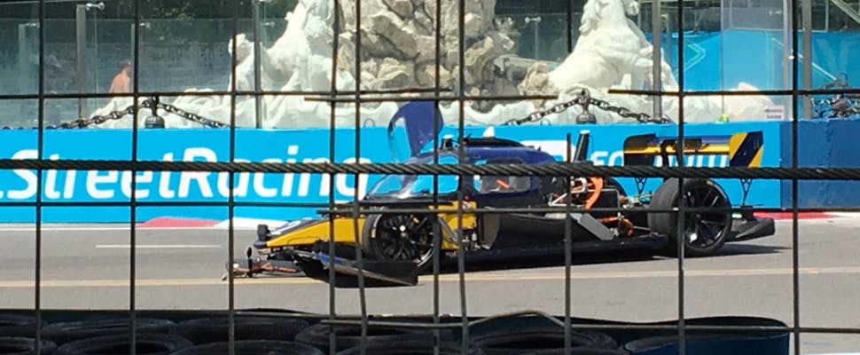 Crash in eerste race tussen zelfrijdende auto's