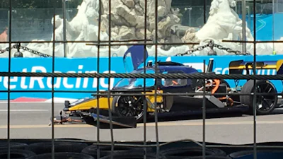 Crash in eerste race tussen zelfrijdende auto's