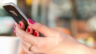 Smartphone-leveringen in vrije val door coronavirus