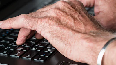 CBS: Vooral ouderen gebruiken internet nooit