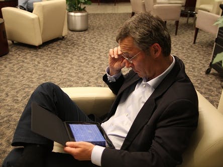 Noorse premier (gestrand door as) regeert via iPad