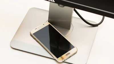 Deze Dell-monitor kan ook je telefoon opladen