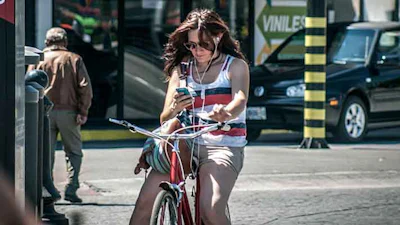 Volgend jaar verbod op appen tijdens het fietsen