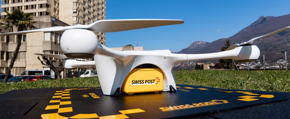 Zwitserse bezorgdrone stort neer naast spelende kleuters