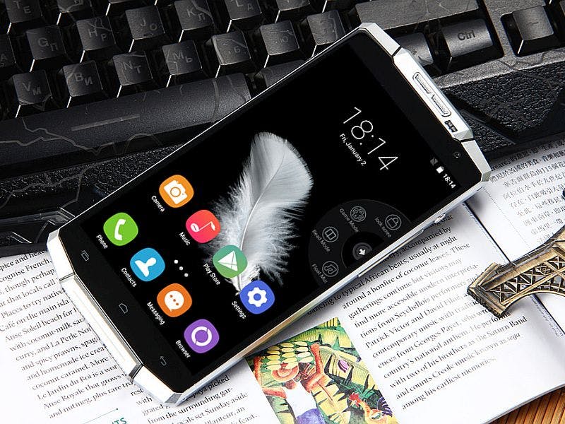 Smartphone met mega-accu gaat twee weken mee