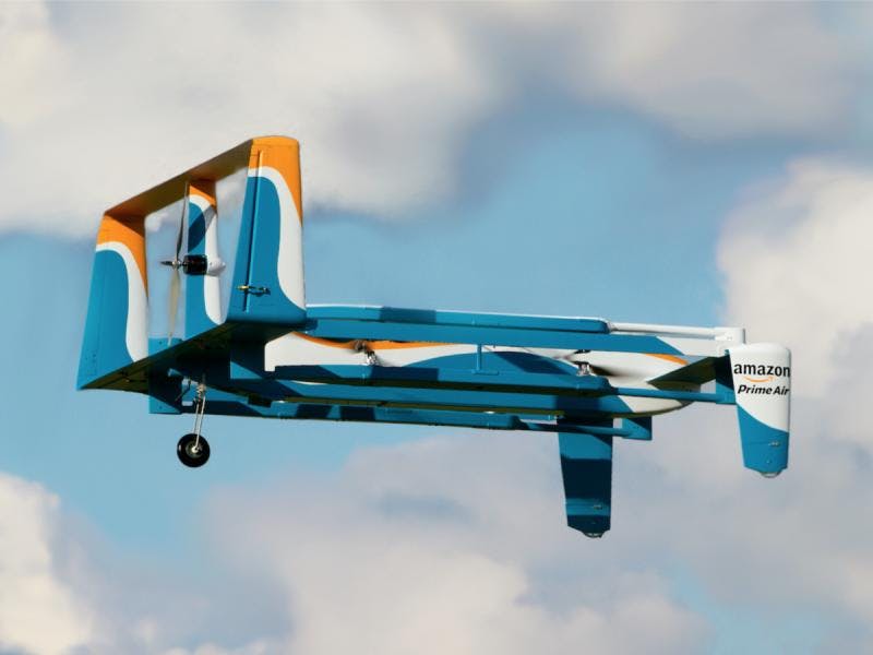 Drone van Amazon levert pakketje binnen 30 minuten