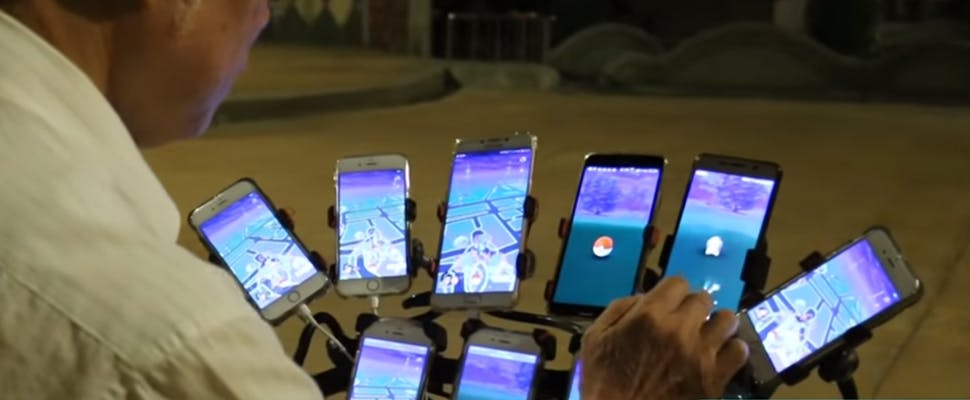 Pokémon Go-oudje plakt 11 smartphones op fiets