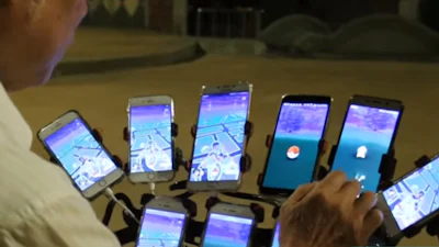 Pokémon Go-oudje plakt 11 smartphones op fiets