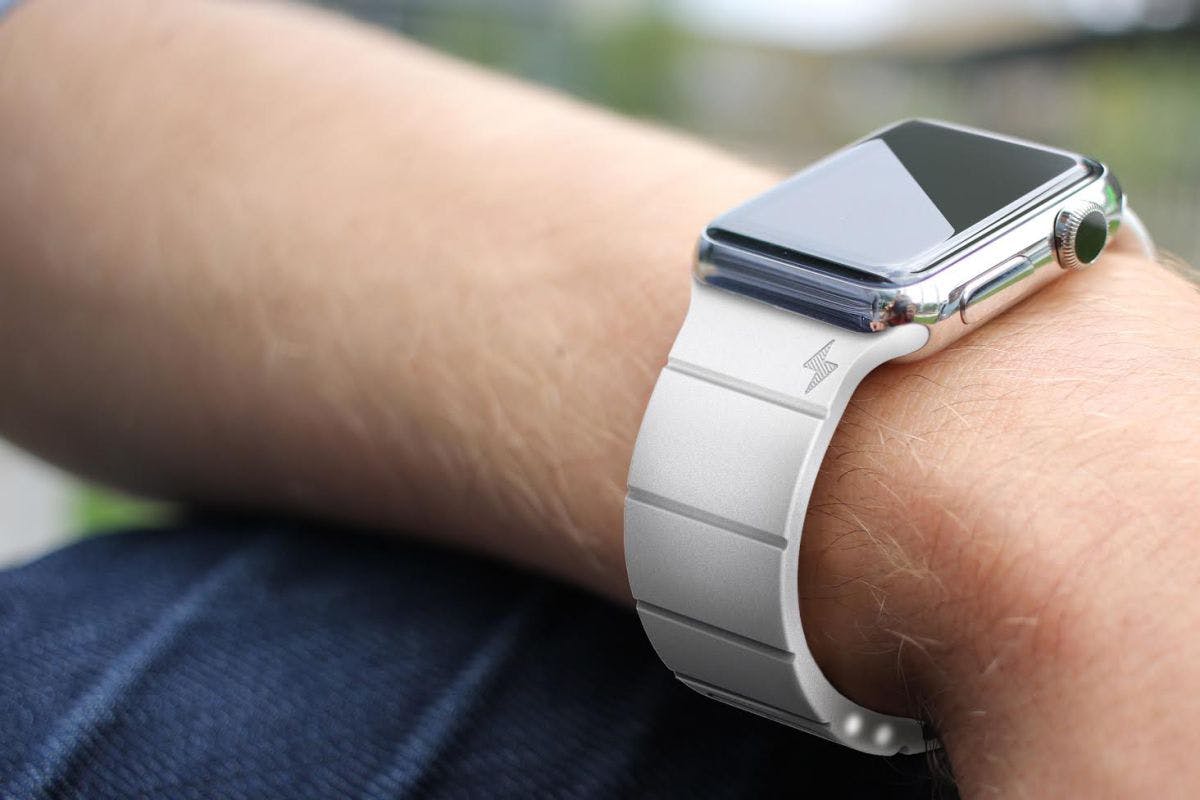 Dit polsbandje is stiekem een batterij voor de Apple Watch