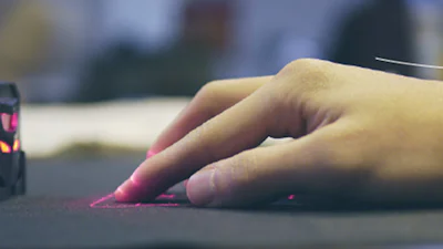 ODiN projecteert muis op je bureau met lasers
