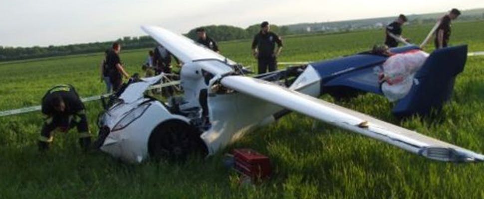 Vliegende auto valt uit de lucht