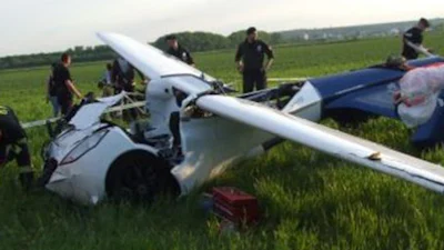 Vliegende auto valt uit de lucht