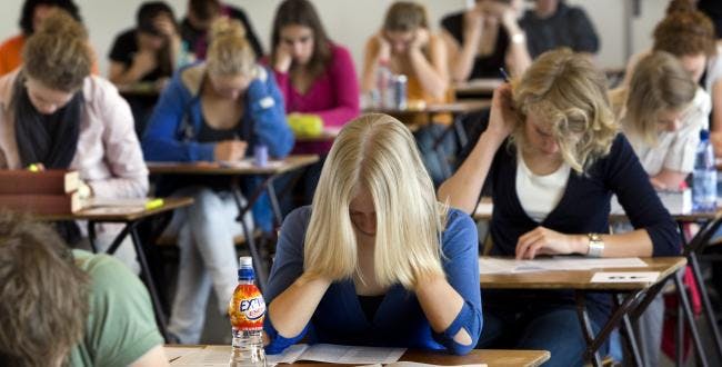 Overheid: "Scholen mogen geen gsm-verstoorders gebruiken tijdens examens"