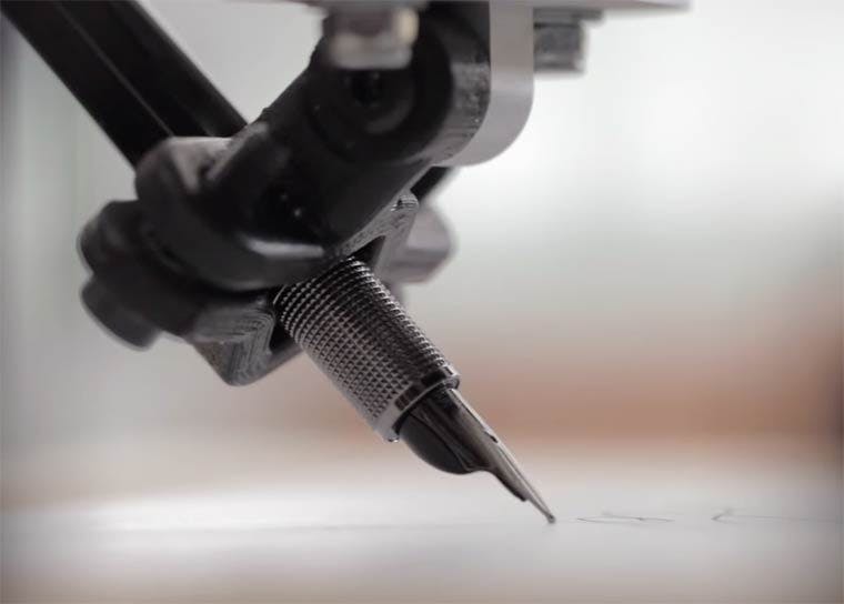 Deze robot schrijft brieven in jouw handschrift