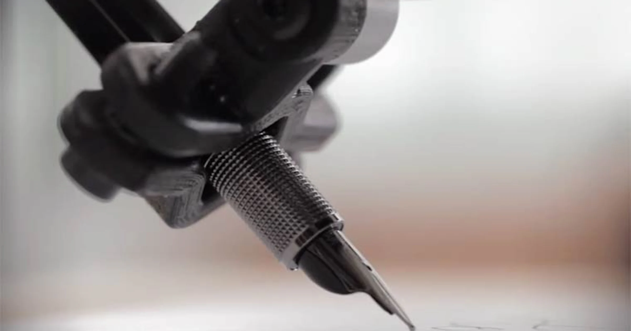 Deze robot schrijft brieven in jouw handschrift