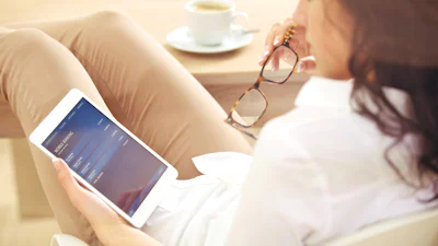 Steeds meer ouderen hebben last van ´tablet-nek'
