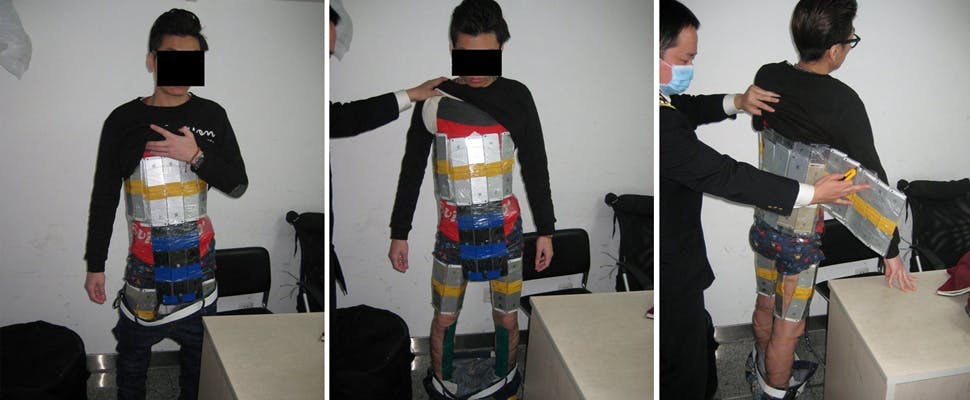Chinese man smokkelt (bijna) 94 iPhones de grens over