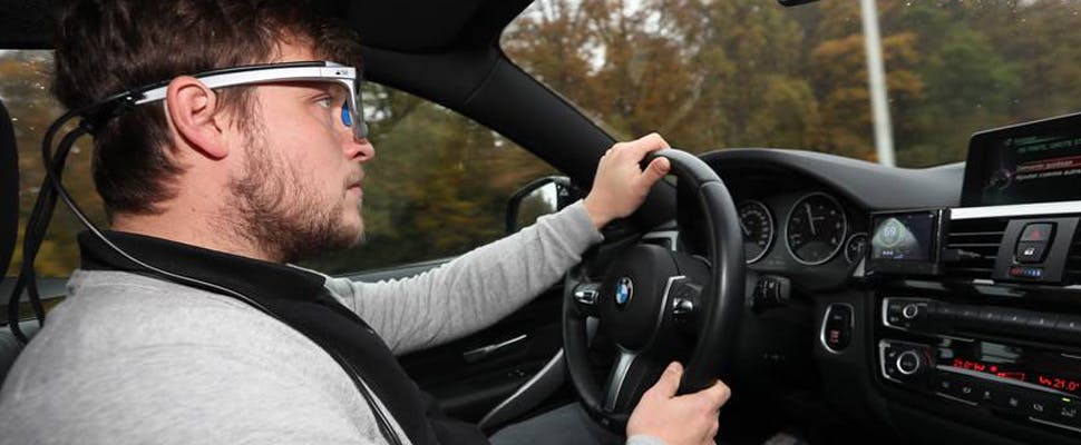 'Meer risico op ongeluk bij handsfree bellen'