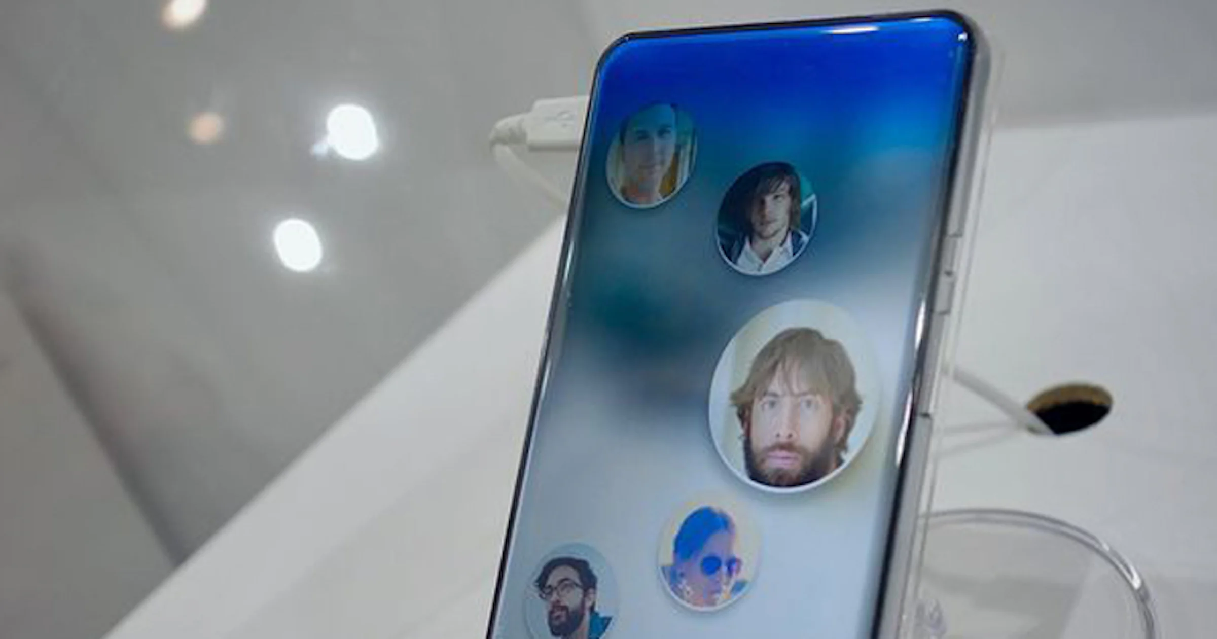 Smartphone van Sharp is een en al gebogen scherm