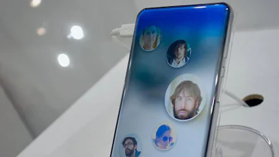 Smartphone van Sharp is een en al gebogen scherm