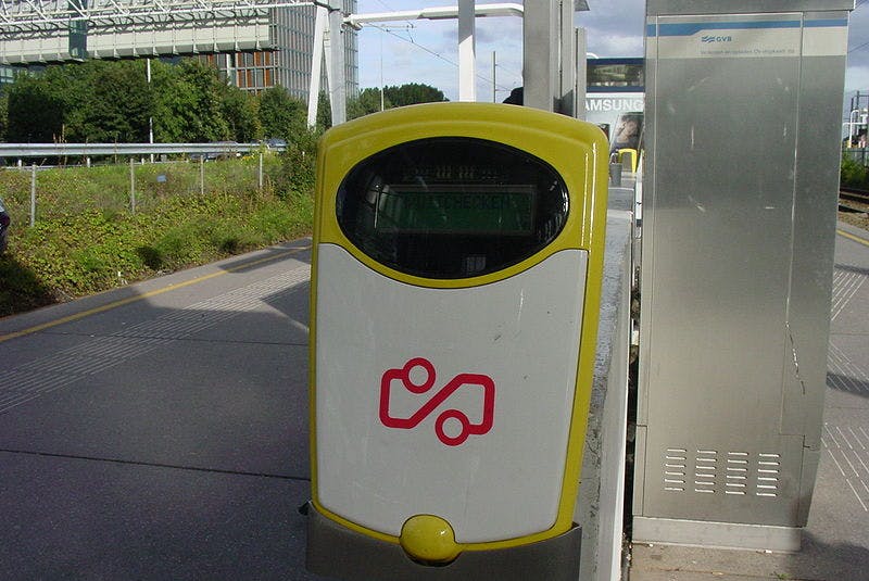 Inchecken met betaalpas: voorkom dubbele kosten