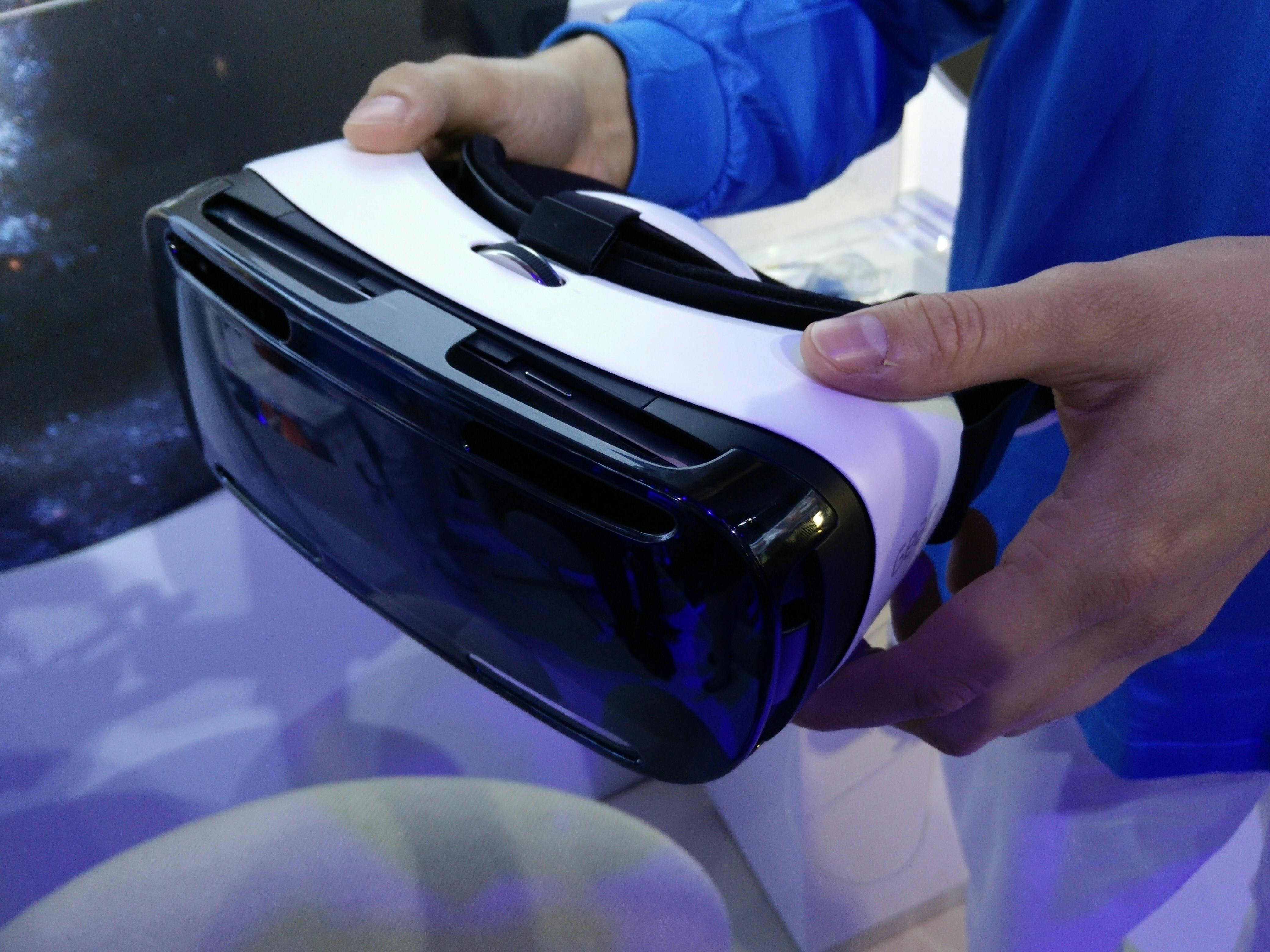 Samsung kondigt virtual realitybril, Galaxy Note Edge, en smartwatch aan op IFA