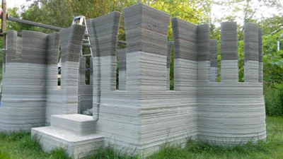 Man bouwt betonnen kasteel met 3D printer