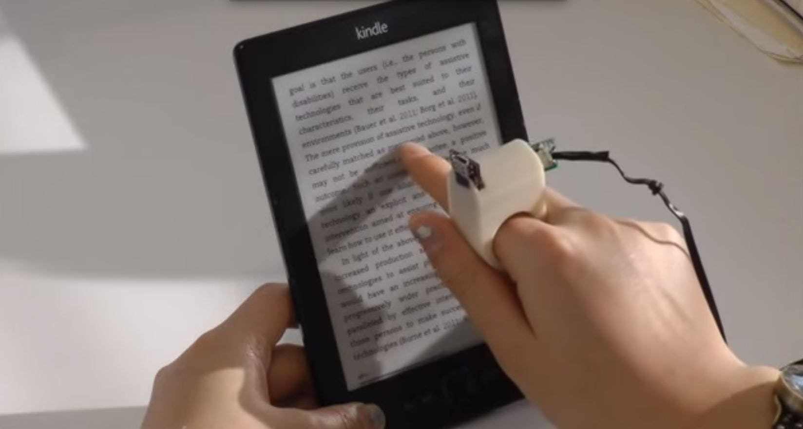 Blinden kunnen met FingerReader lezen zonder braille