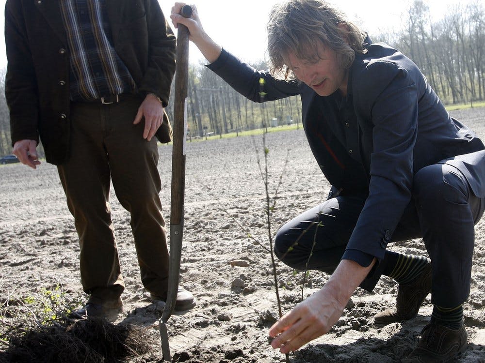 Matthijs plant eerste boom Internetbos