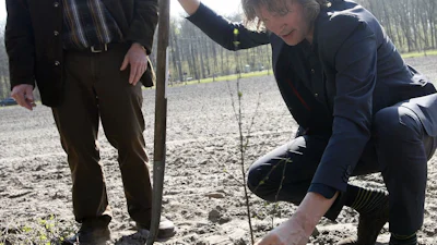 Matthijs plant eerste boom Internetbos