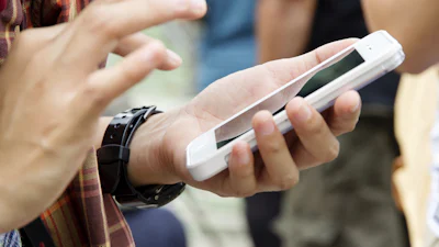 Lege smartphones mogen straks vliegtuig niet meer in