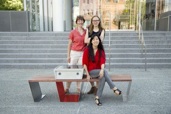 Slimme bankjes in Boston fungeren als telefoonladers