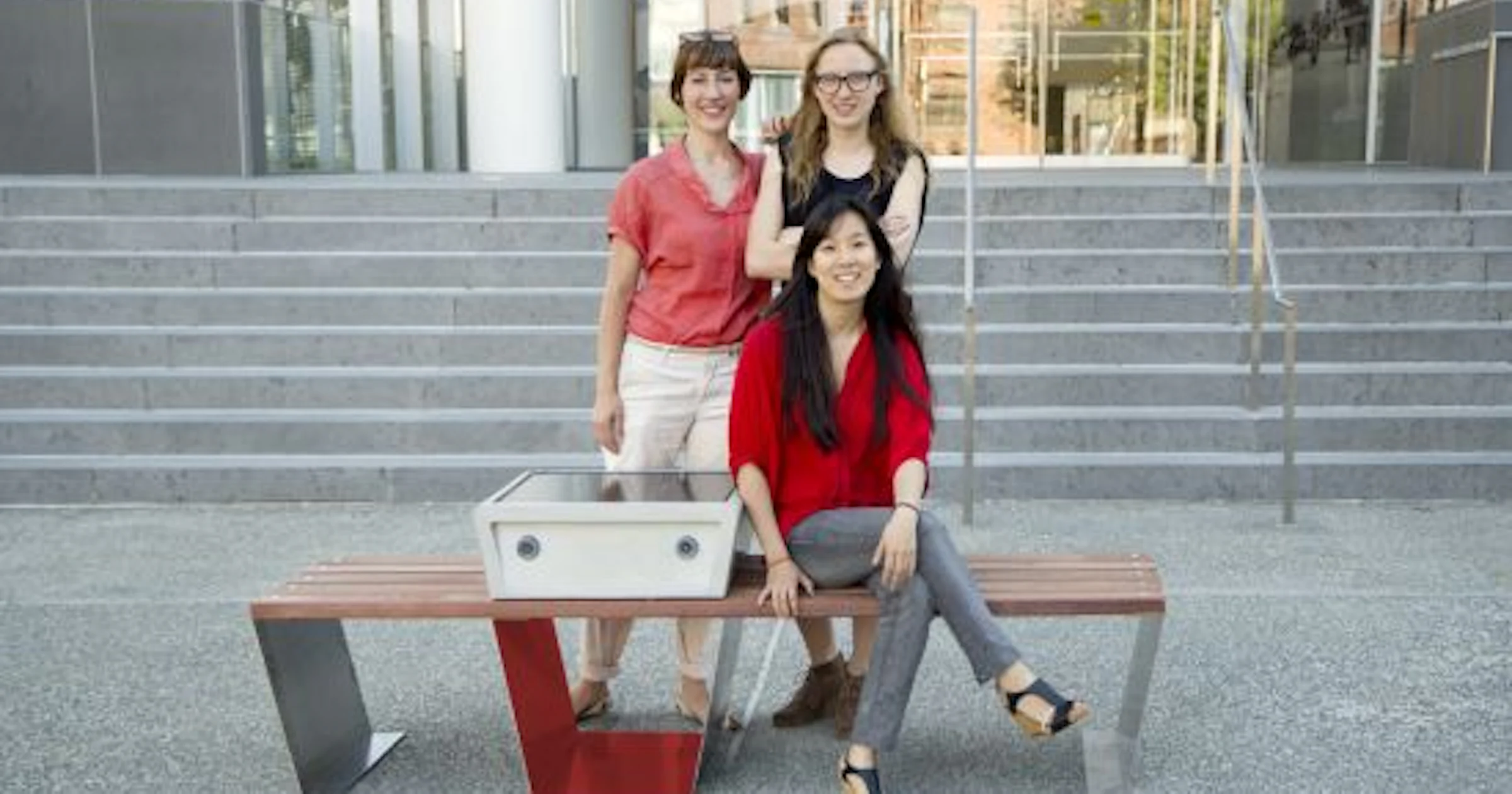 Slimme bankjes in Boston fungeren als telefoonladers