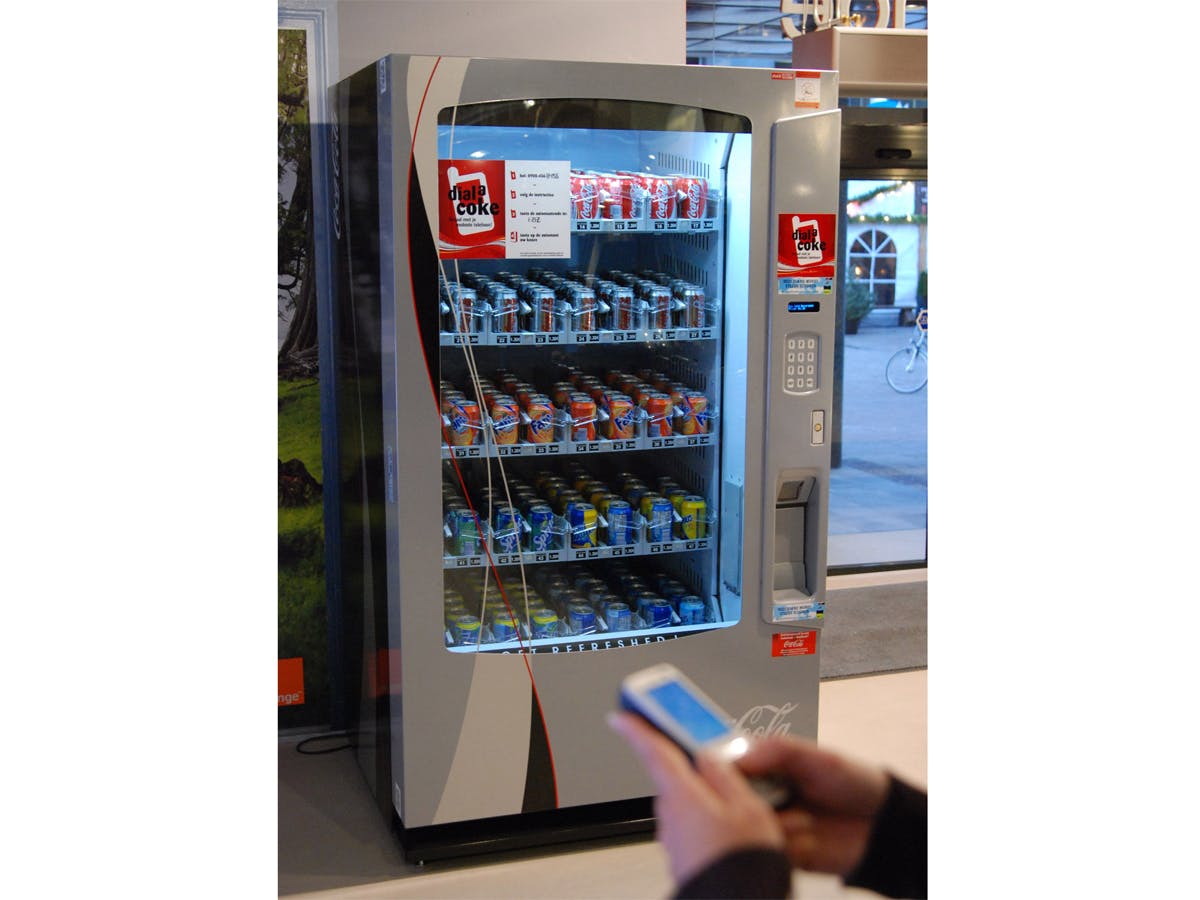 Blikje fris betalen met de mobiel 