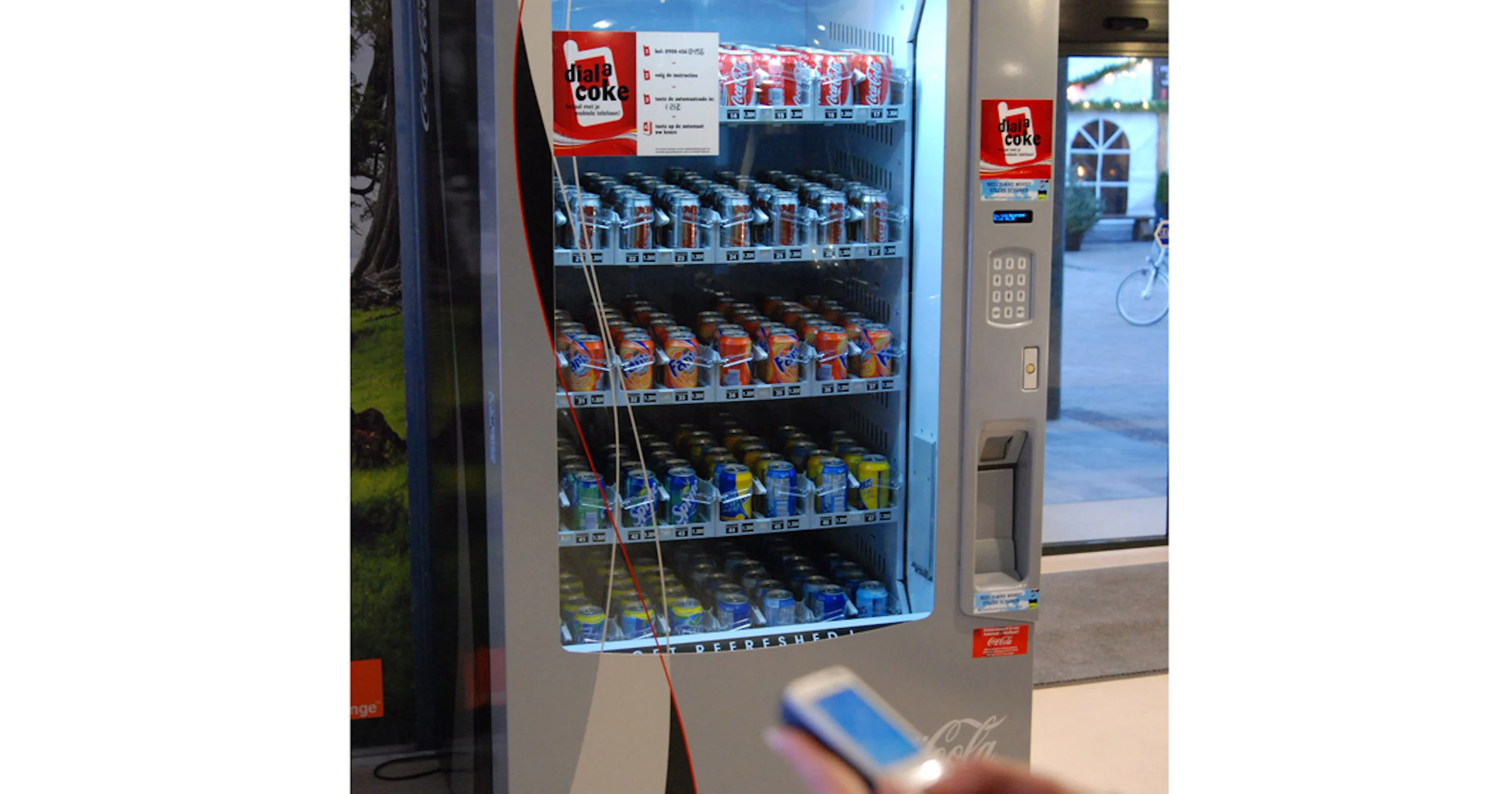 Blikje fris betalen met de mobiel