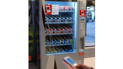 Blikje fris betalen met de mobiel