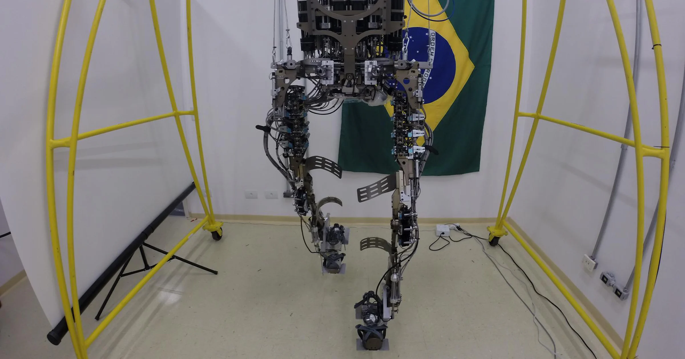 Verlamde tiener trapt WK af in robotpak