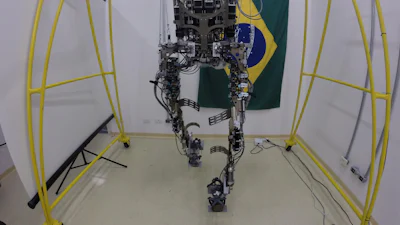 Verlamde tiener trapt WK af in robotpak