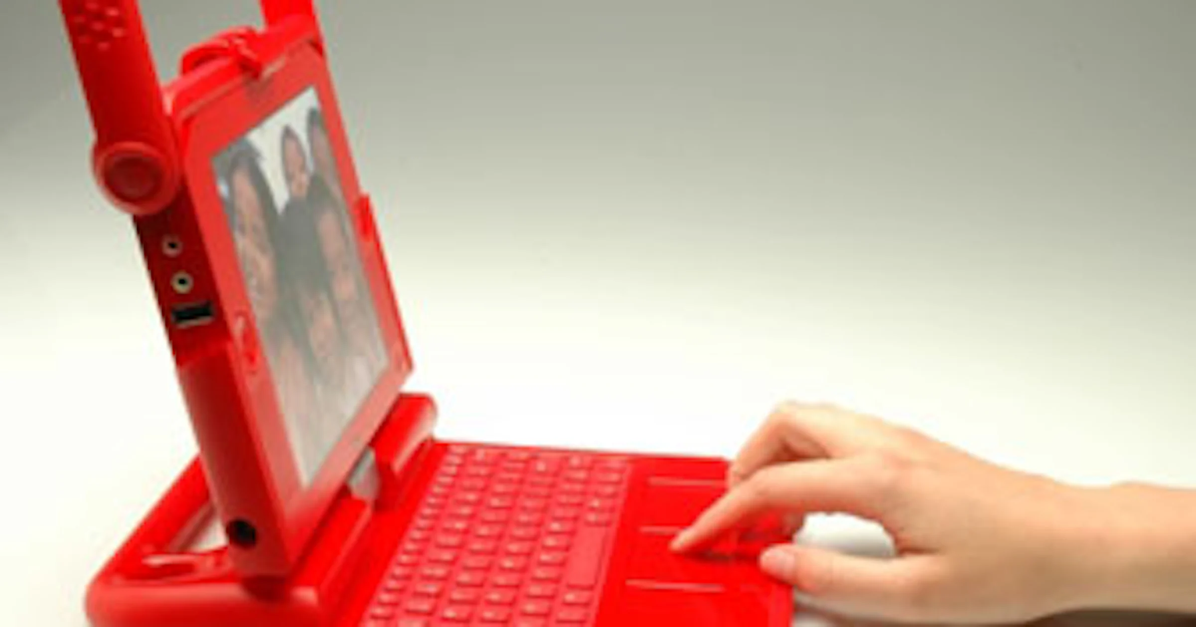 Eerste $100-laptops verstuurd naar arme kinderen