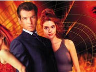 Bondgirl smijt met laptops