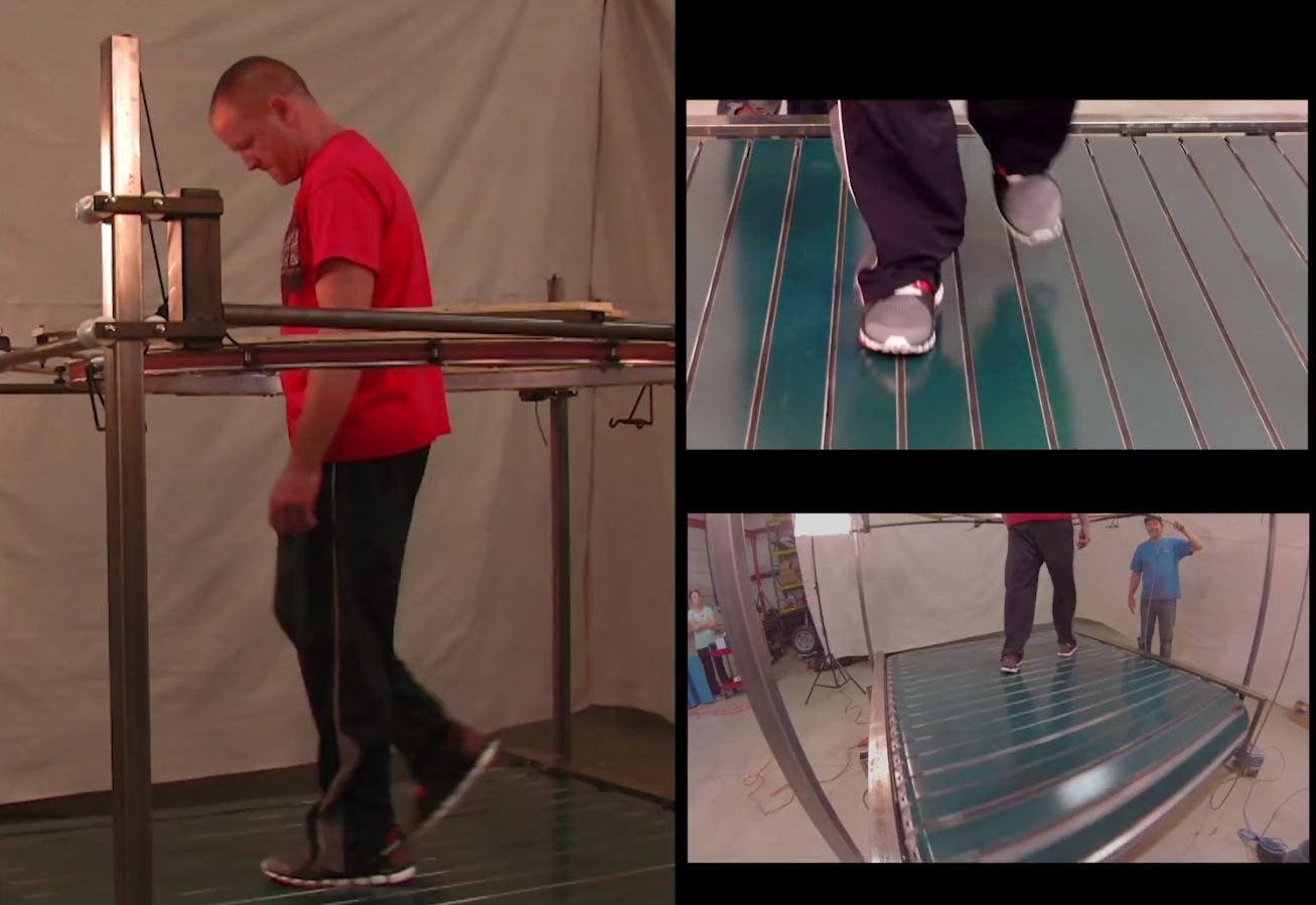 Infinadeck is een loopband waar je alle kanten mee uit kunt