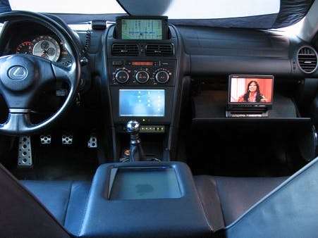 Automobilisten onderweg te vaak bezig met gadgets