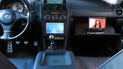 Automobilisten onderweg te vaak bezig met gadgets