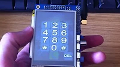 Man knutselt telefoon van Raspberry Pi