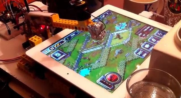 Deze lego-arm haalt zoveel mogelijk geld uit verslavend tap-spelletje