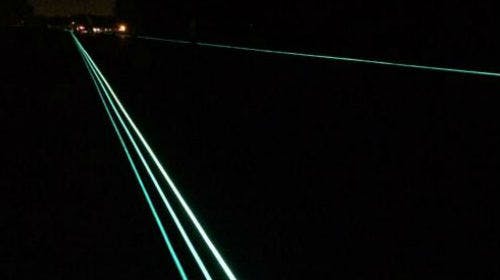 Lichtgevende lijnen op de snelweg