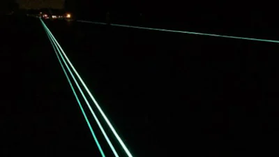 Lichtgevende lijnen op de snelweg