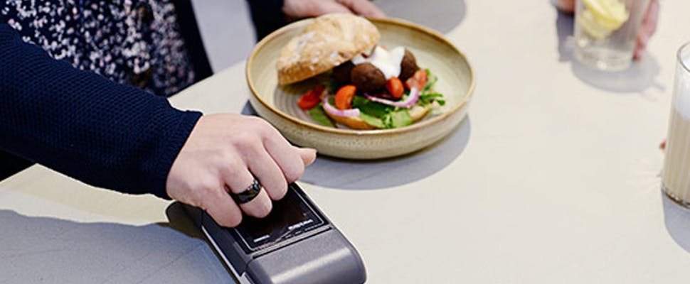 Betalen met ring of armband: ABN Amro start proef